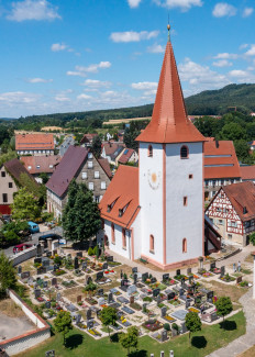 Ein Blick aus der Luft auf Kirche St. Thomas und Kirchhof Altensittenbach
